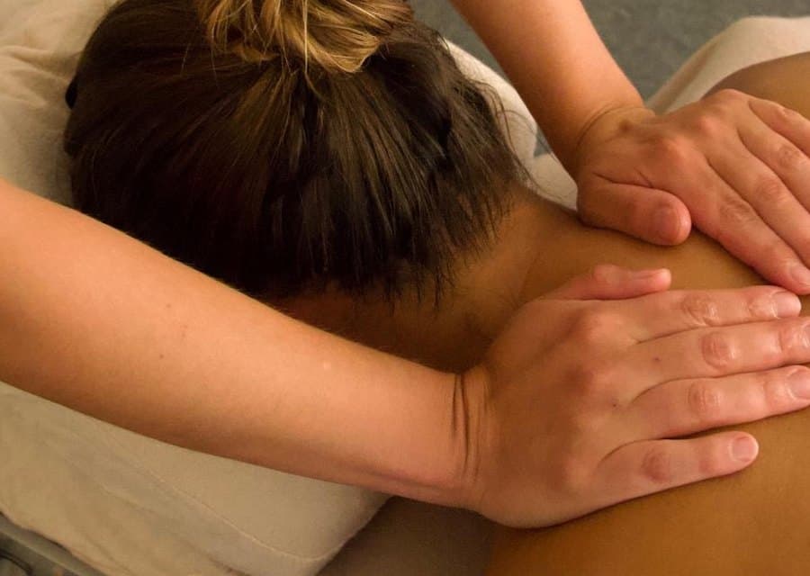 Mains posées à plat sur le haut du dos, pendant un massage